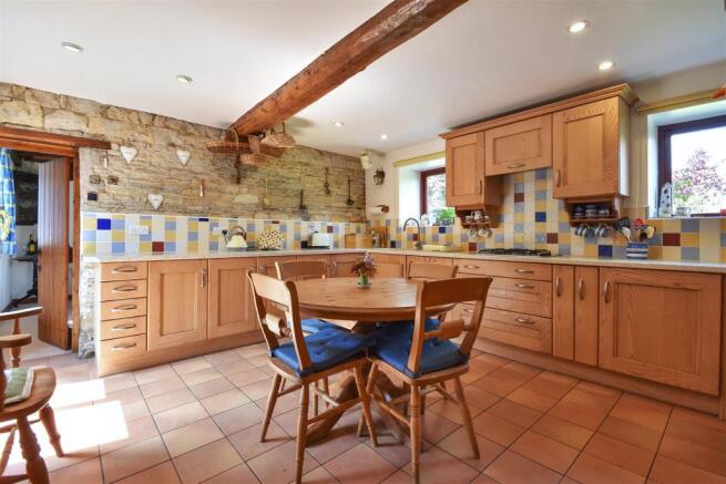 FURTHER VIEW OF DINING KITCHEN