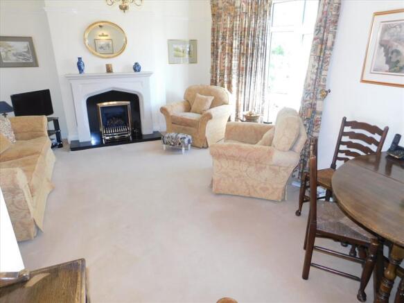 LOUNGE/DINING ROOM