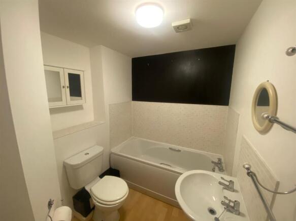 Bathroom 1.jpg