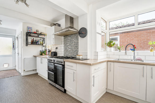 5 bed Detached for sale Image 7