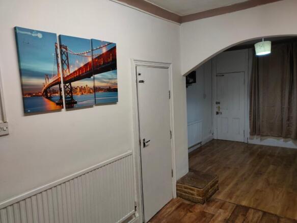 2 bed Terraced to rent Image 3