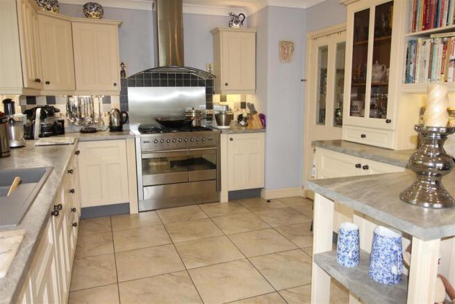 FITTED KITCHEN