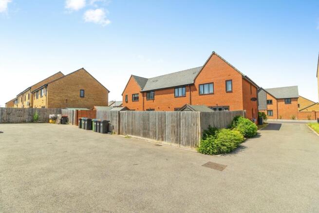 Burney Drive, Eagle Farm South, Milton Keynes, Buckinghamshire, MK17 photo 4