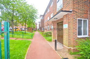 Flat 15, Ripon House, Dartfields, Romford RM3 8DF