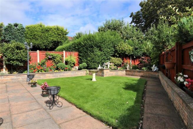 LANDSCAPED REAR GARDEN