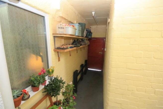 SIDE PASSAGE WAY