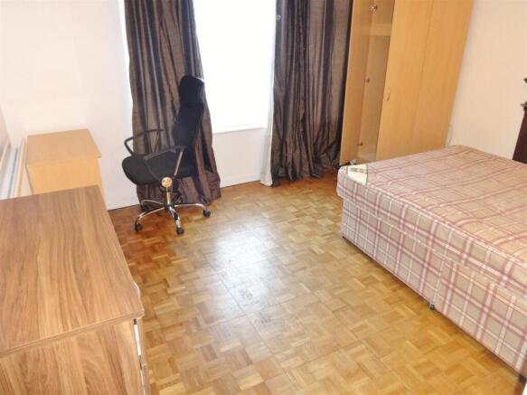 bedroom 1.JPG