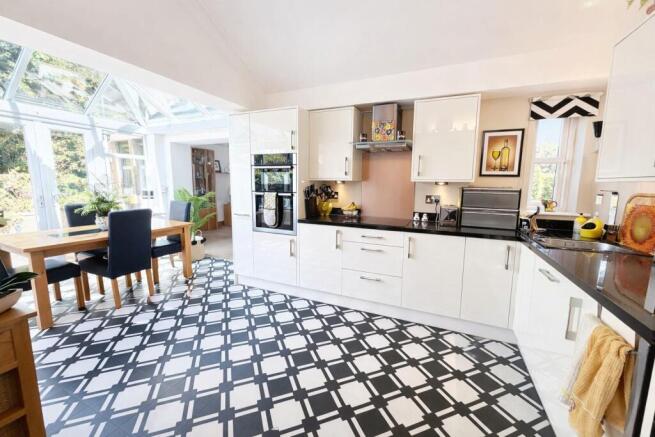 4 bed Detached for sale Image 6