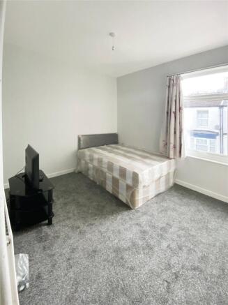 3 bed Terraced to rent Image 5