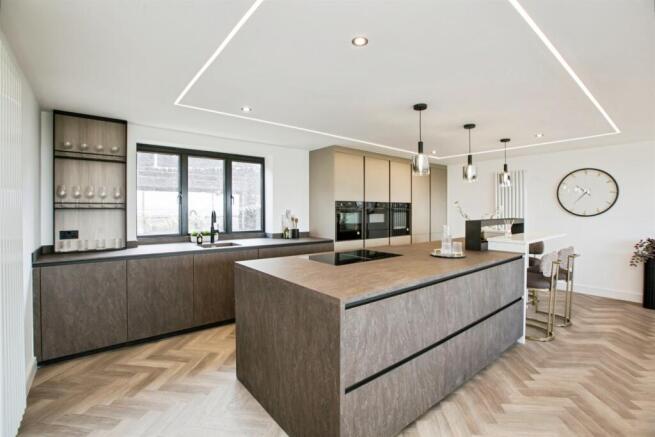 4 bed Detached for sale Image 11
