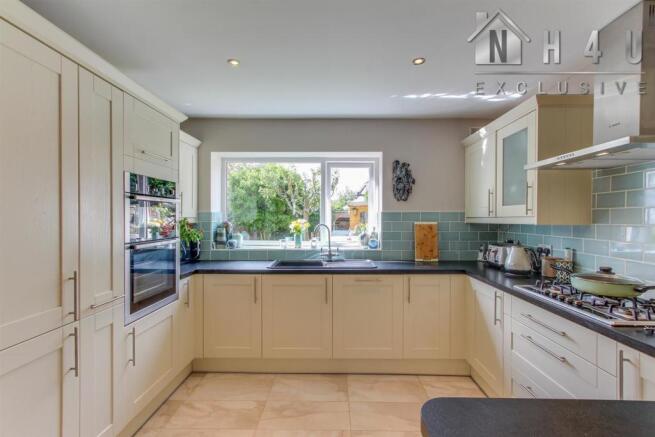 KITCHEN / BREAKFAST ROOM: