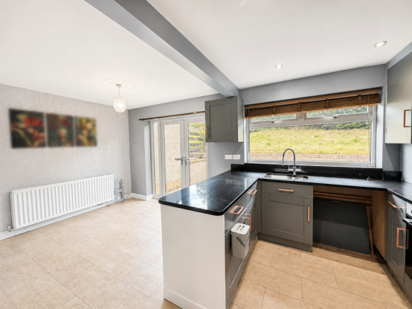 4 bed Semi-Detached for sale Image 4