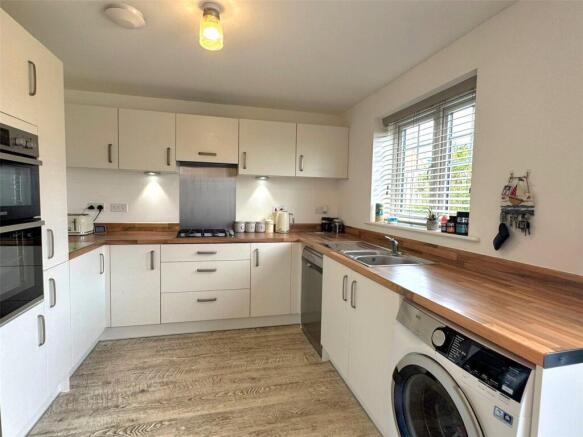 4 bed Detached for sale Image 5