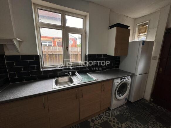 4 bed House to rent Image 5