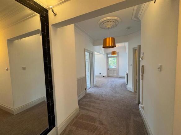 2 bed Apartment to rent Image 4
