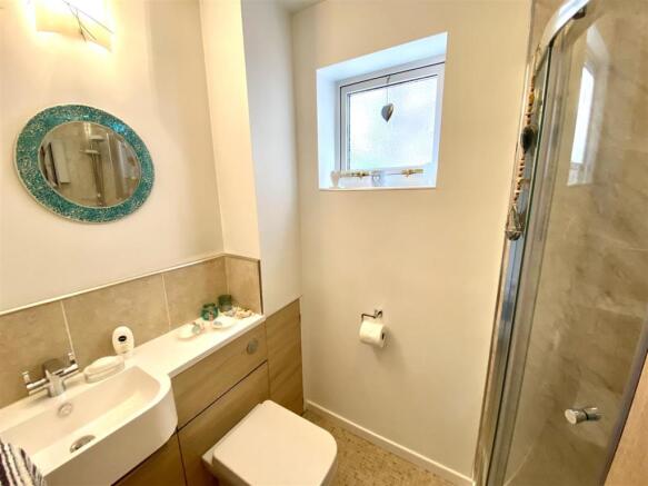 3 Oakfield Shower Room I .jpeg