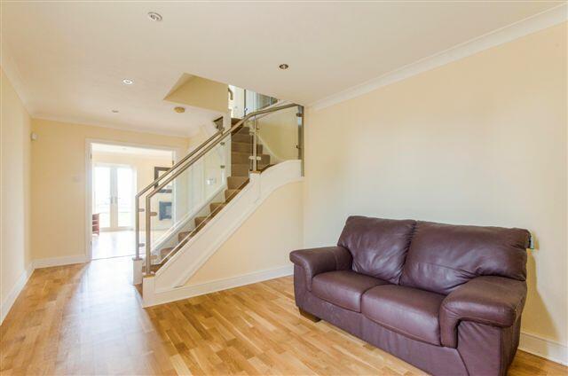 6 bed Detached for sale Image 4