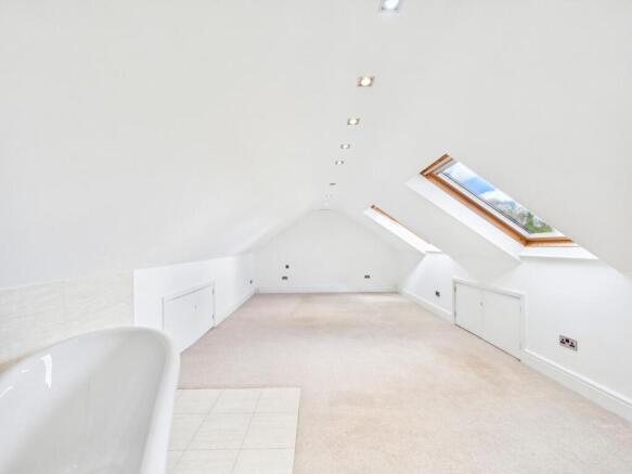 6 bed Detached for sale Image 12