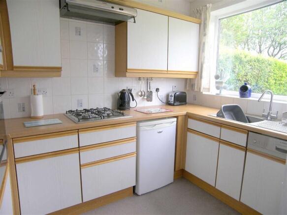 BREAKFASTING KITCHEN