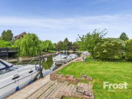 15, Kingswood Creek, Wraysbury, Staines TW19 5EN