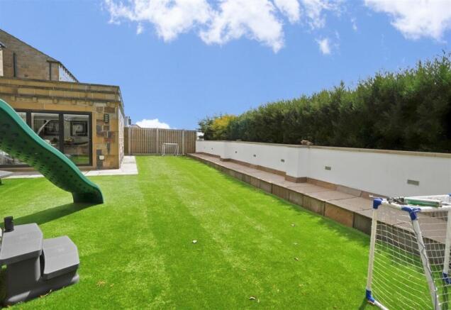 6 bed Detached for sale Image 4