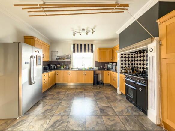 5 bed Detached for sale Image 5