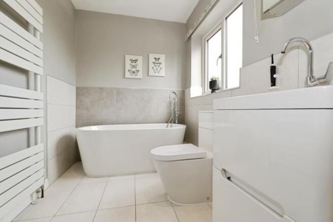 4 bed Detached for sale Image 8