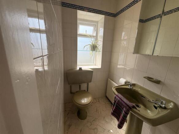 4 bed Semi-Detached to rent Image 8