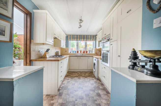 1370752-9-68f26c4...