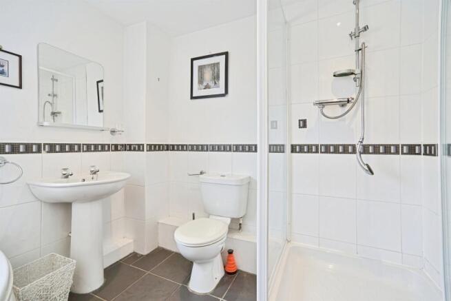 3 bed Flat for sale Image 7