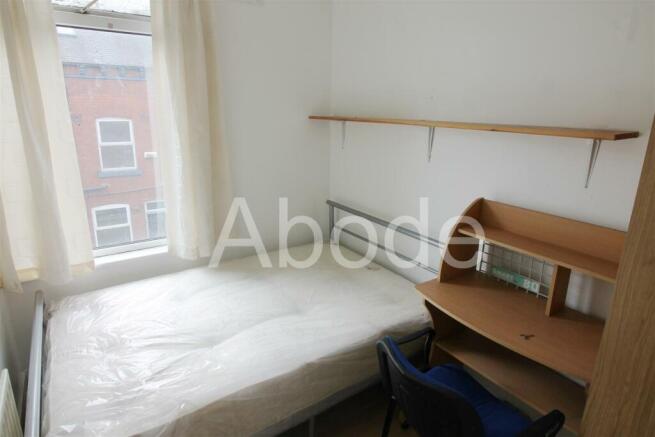 4 bed House to rent Image 6