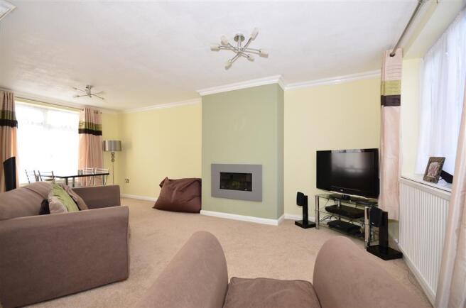 Lounge/Dining Area
