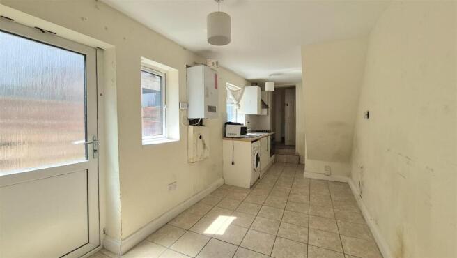 LOUNGE/KITCHEN