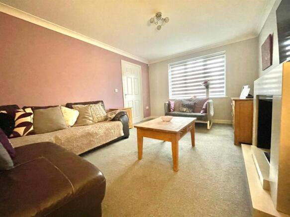 5 bed Detached for sale Image 4