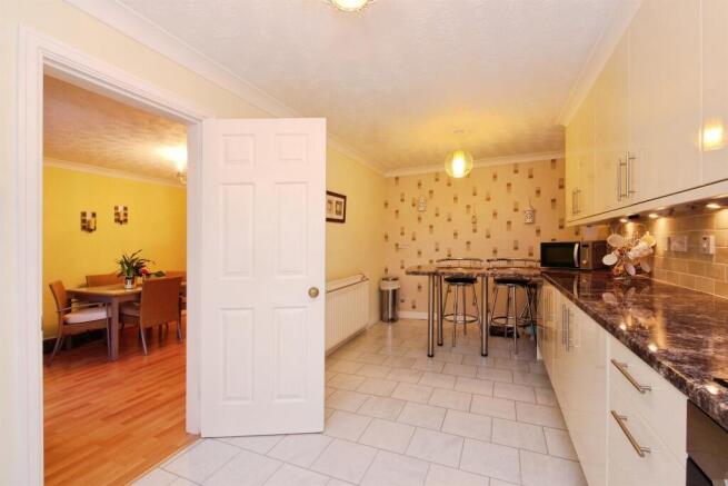 4 bed Detached for sale Image 12