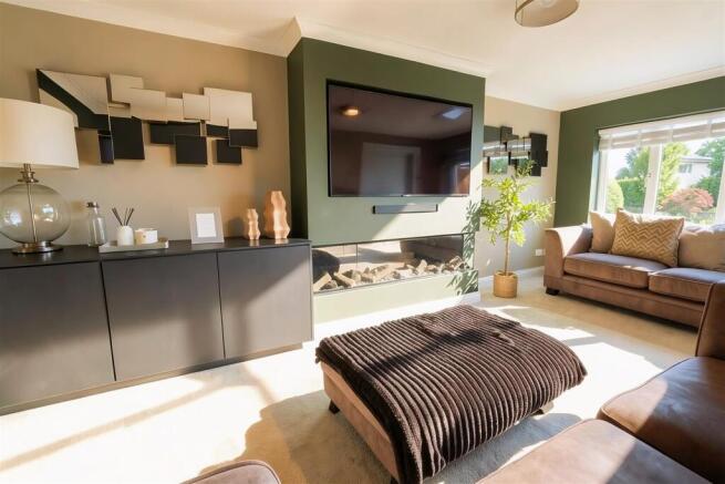 5 bed Detached for sale Image 12