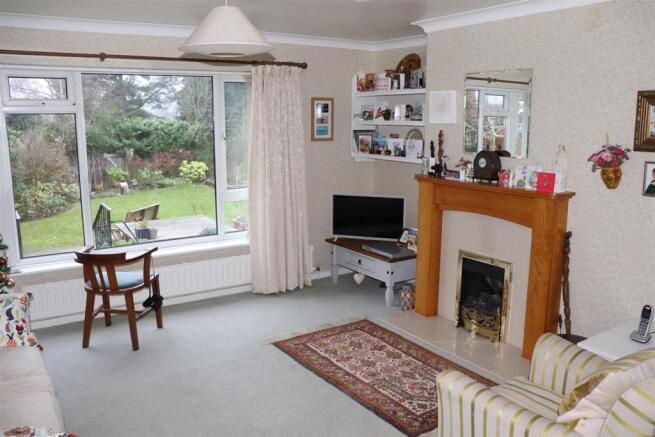LOUNGE/DINING ROOM