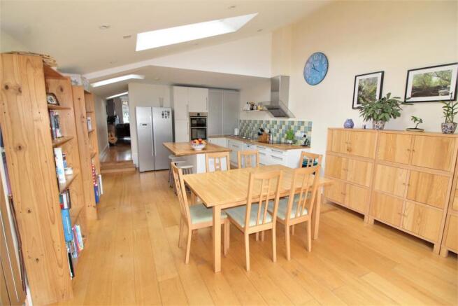 KITCHEN FAMILY ROOM