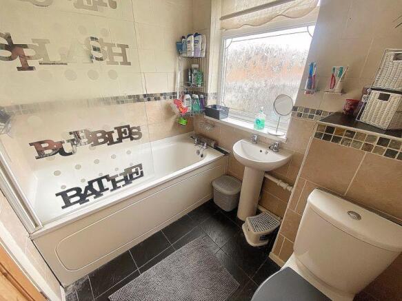 FAMILY BATHROOM 
