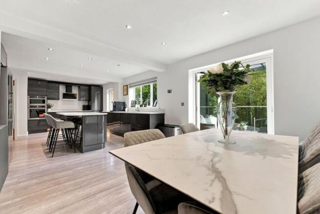 KITCHEN/DINING AREA