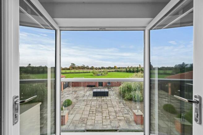 6 bed Detached for sale Image 9