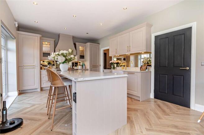 6 bed Detached for sale Image 7