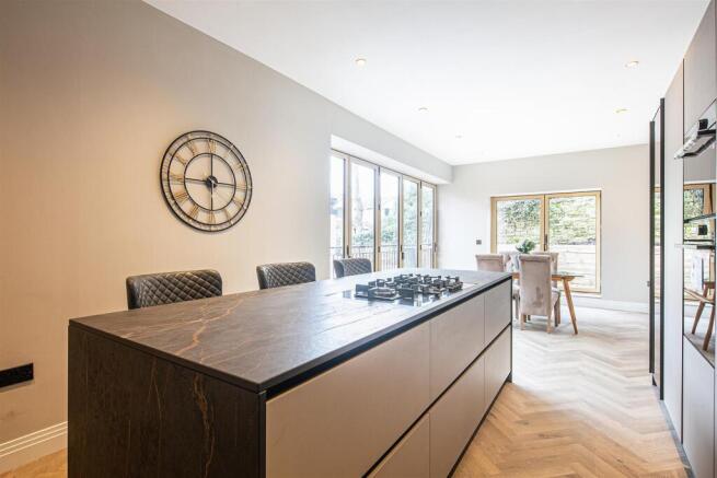 4 bed Detached for sale Image 10