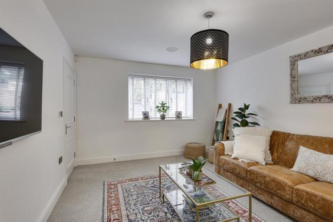 5 bed Detached for sale Image 7