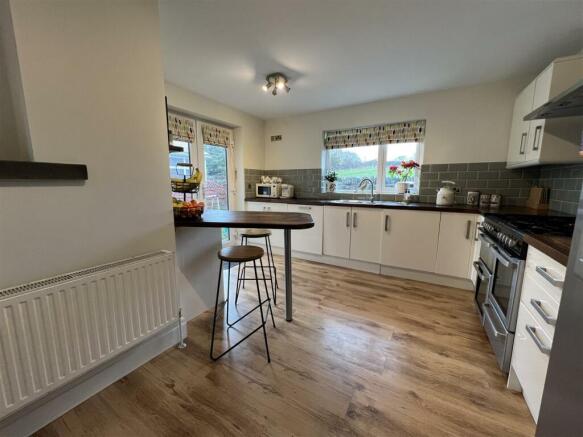 OPEN-PLAN DINING KITCHEN