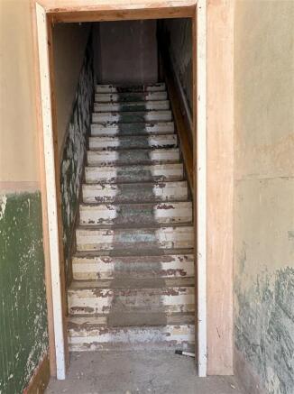 18A High St - hallway.jpg