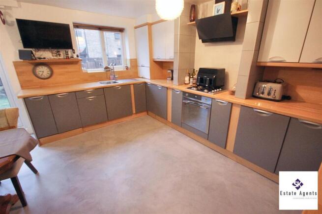 4 bed Semi-Detached for sale Image 7