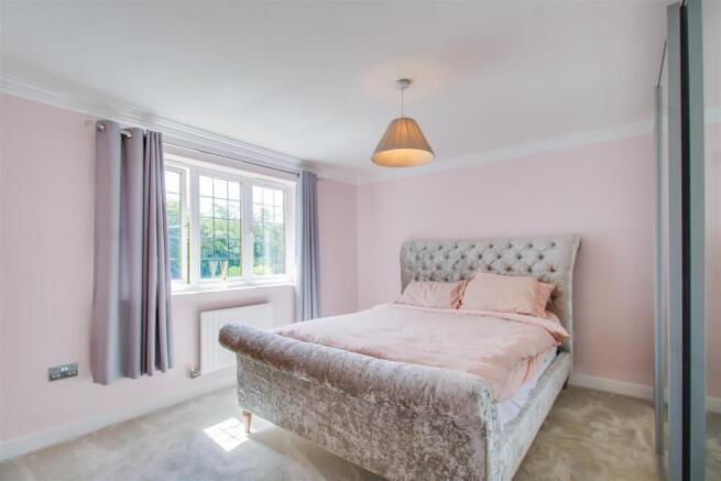6 bed Detached for sale Image 11