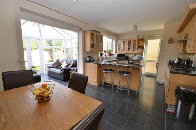 KITCHEN / DINING ROO