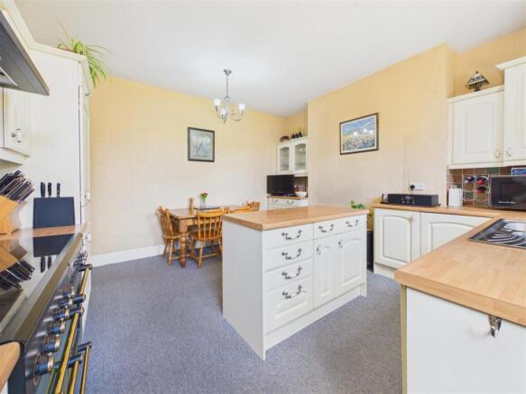6 bed Semi-Detached for sale Image 10
